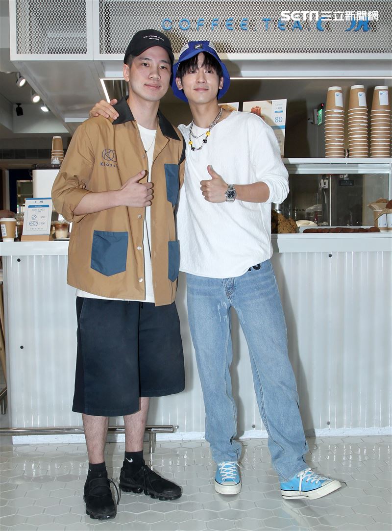 陳凱倫之子陳銳（左）吳思賢（右）出席咖啡茶飲店COFFEE.TEA.OR開幕。（記者邱榮吉/攝影）