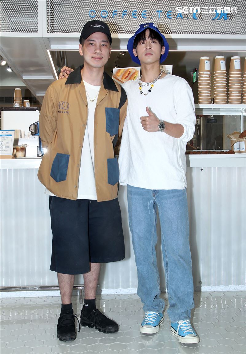 陳凱倫之子陳銳（左）吳思賢（右）出席咖啡茶飲店COFFEE.TEA.OR開幕。（記者邱榮吉/攝影）