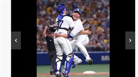 ▲中日龍左投大野雄大（右）完成無安打比賽後，與捕手歡喜擁抱。（圖／截自日本媒體）