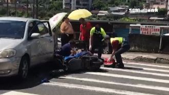 騎士車禍倒地　民眾熱心撐傘擋烈日
