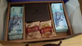 16:9
「450萬現金」塞爆月餅袋！租客「禮盒藏兩疊」登門道歉
圖／翻攝自PTT