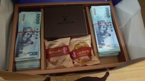 百萬鈔付租金！他「禮盒藏兩疊」道歉