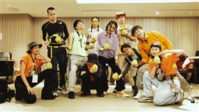 落日飛車特別請到好友靈魂歌姬｢9m88」擔任造型師。（圖／夕陽音樂提供）