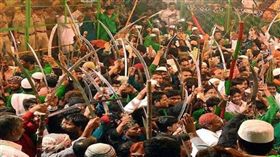 （圖／翻攝自推特@GeneEsposito19）印度,穆斯林,斬首,舞劍,意外