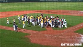 ▲統一獅與中信兄弟在傳統一戰深夜兩度板凳淨空。（圖／記者蕭保祥攝影）