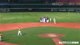 ▲統一與中信兄弟雨中苦戰6小時53分鐘。（圖／記者蕭保祥攝影）