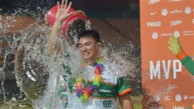 ▲高國慶在經典一戰擊出滿壘清壘再見二壘打。（圖／統一獅球團提供）