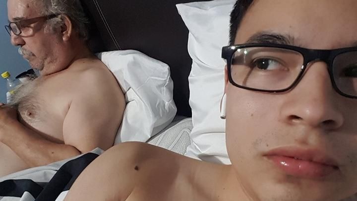 躺肥肚大叔旁　美少年為愛瘋11拚了