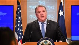 美國國務卿蓬佩奧（圖）推文說，伊朗總統羅哈尼和伊朗外長查瑞夫「佯裝從事外交活動時，德黑蘭在背後支持近100起對沙烏地阿拉伯發動的攻擊」。（圖取自twitter.com/SecPompeo）