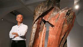 「朱銘美術館創館20週年館慶暨朱銘新作『不朽．朱銘．古沉木太極拱門』特展開幕」活動14日舉行，雕塑大師朱銘親自說明太極系列新作品創作理念。中央社記者謝佳璋攝 108年9月14日