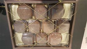 中秋連假第2天，澎湖縣文化局中興畫廊14日推出澎湖石友會108年會員聯展，展出各式奇石藝品，其中還有狀似傳統月餅「綠豆椪」的展品，相當應景。中央社 108年9月14日