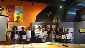 客家委員會邀請日本插畫家小池博征（左5）至台3線客庄進行駐庄創作，13日並在新竹縣發表創作成果，分享來台體驗到的客庄魅力。（客委會提供）中央社記者魯鋼駿傳真　108年9月14日