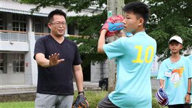 熱愛棒球的南投縣爽文國中老師王政忠（左）陪著爽青棒球營孩童練球，看到他們投出好球，王政忠立即鼓勵孩子「人生第一個好球，就這樣出現了」。中央社記者蕭博陽南投縣攝 108年9月15日