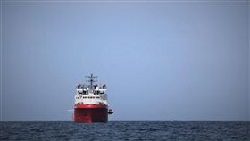 在允許海洋維京號停泊前，羅馬當局先花了6天進行國內外協商等前置作業，並取得歐洲國家同意協助難民安置。（圖取自twitter.com/MSF_Sea）