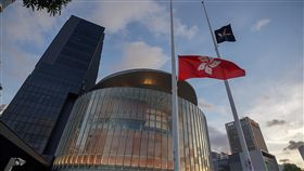 反送中持續抗爭　示威者升黑色香港區旗反對逃犯條例修訂的香港民眾1日持續抗爭，示威者在立法會外升起黑色香港區旗。中央社記者裴禛香港攝　108年7月1日