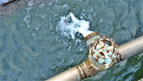 自來水二區處管線施工（1）台灣自來水公司第二區管理處11日表示，配合機場捷運A7站龜山地區供水計畫，辦理四合一施工，桃園市及新北市部分地區12日上午8時起停水，時間從14至36小時不等，合計有9.8萬用戶受影響。中央社記者吳睿騏桃園攝  108年8月11日