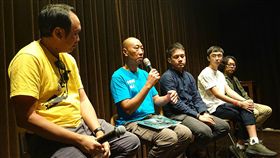 新加坡「新戲院」舉辦「金穗獎：新加坡放映會」，圖為與會的金穗獎策展人胡延凱（左2）和星國影迷分享電影短片，希望促進台星影視文化交流。中央社記者黃自強新加坡攝　108年9月15日