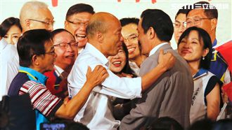 做樣子？馬、韓台上擁抱台下零互動