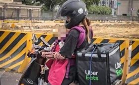 年輕媽媽「背小孩外送」！網擔心被檢舉…不忍嘆：為了生活（圖／翻攝自路安專案臉書）