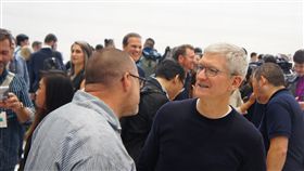 蘋果公司日前在美國總部的賈伯斯劇院發表新iPhone，執行長庫克（右）與已宣布將離職的設計長艾夫（左）交談時，不時露出嚴肅神情。中央社記者吳家豪舊金山攝 108年9月15日