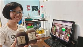 39歲聽障媽媽小萱因聽力退化，對外產生溝通障礙而丟了導遊工作，經由台中市勞工局職訓及創業輔導，如今她靠自製養生食品，成功闖出一片天。中央社記者郝雪卿攝　108年9月15日