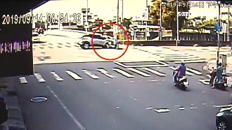 闖紅燈遭撞飛！女騎士腿骨折痛哭送醫