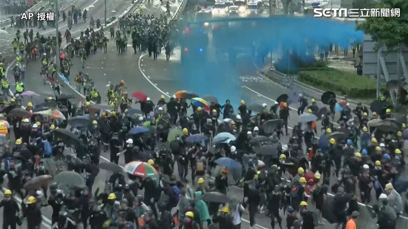 反送中示威丟燃燒彈！警方祭水砲回擊