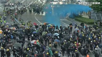 反送中示威丟燃燒彈！警方祭水砲回擊