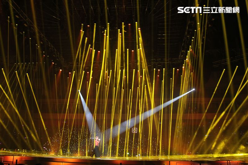 郭富城台北小巨蛋舉辦「舞林密碼」演唱會穿透視裝還露點秀胸肌，貨櫃舞台、燈光、勁歌熱舞震撼全場。（記者邱榮吉/攝影）