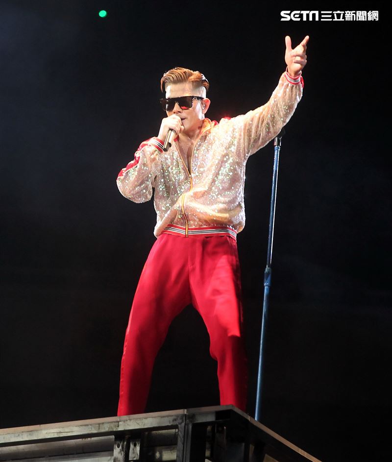 郭富城台北小巨蛋舉辦「舞林密碼」演唱會穿透視裝還露點秀胸肌，貨櫃舞台、燈光、勁歌熱舞震撼全場。（記者邱榮吉/攝影）