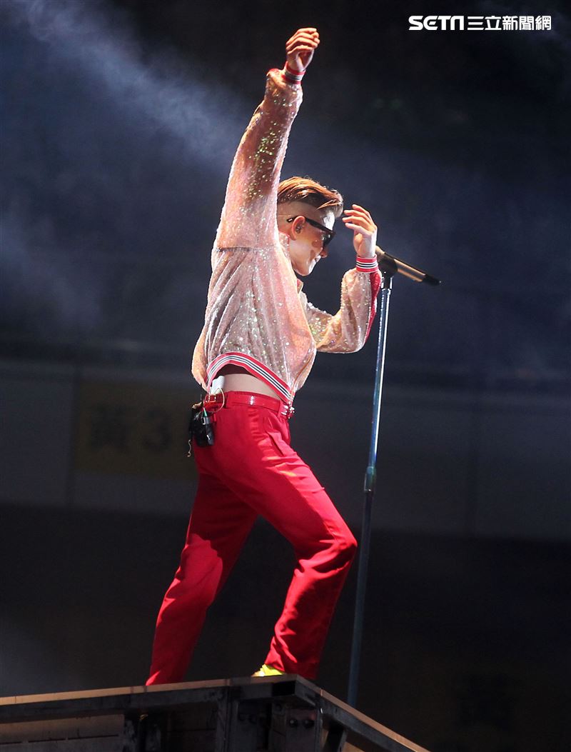 郭富城台北小巨蛋舉辦「舞林密碼」演唱會穿透視裝還露點秀胸肌，貨櫃舞台、燈光、勁歌熱舞震撼全場。（記者邱榮吉/攝影）