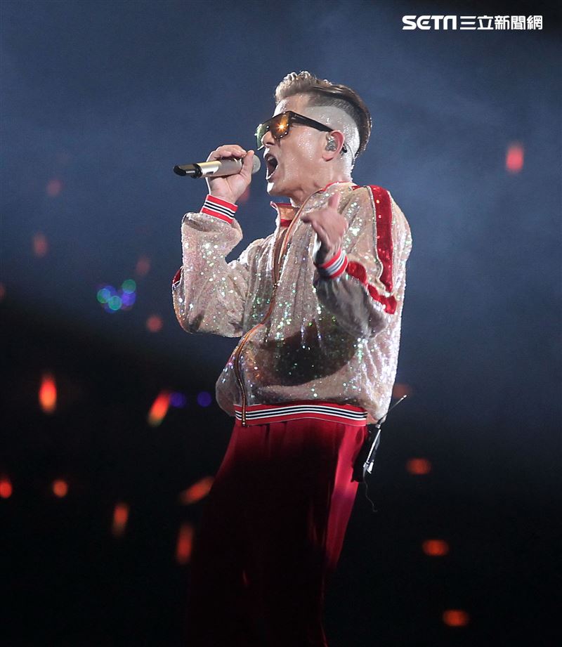 郭富城台北小巨蛋舉辦「舞林密碼」演唱會穿透視裝還露點秀胸肌，貨櫃舞台、燈光、勁歌熱舞震撼全場。（記者邱榮吉/攝影）