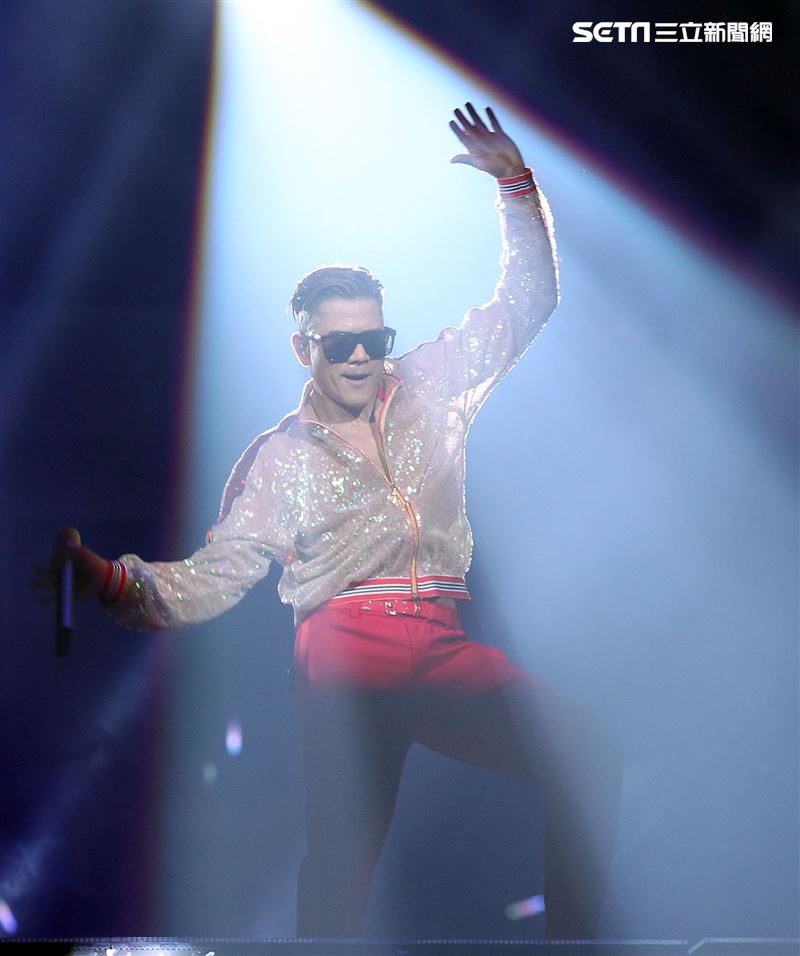 郭富城台北小巨蛋舉辦「舞林密碼」演唱會穿透視裝還露點秀胸肌，貨櫃舞台、燈光、勁歌熱舞震撼全場。（記者邱榮吉/攝影）