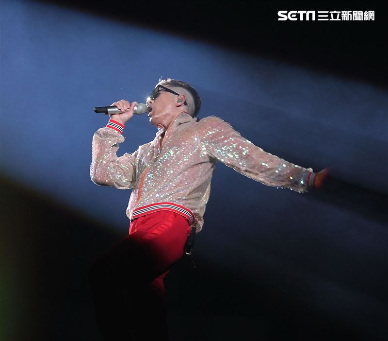 郭富城台北小巨蛋舉辦「舞林密碼」演唱會穿透視裝還露點秀胸肌，貨櫃舞台、燈光、勁歌熱舞震撼全場。（記者邱榮吉/攝影）