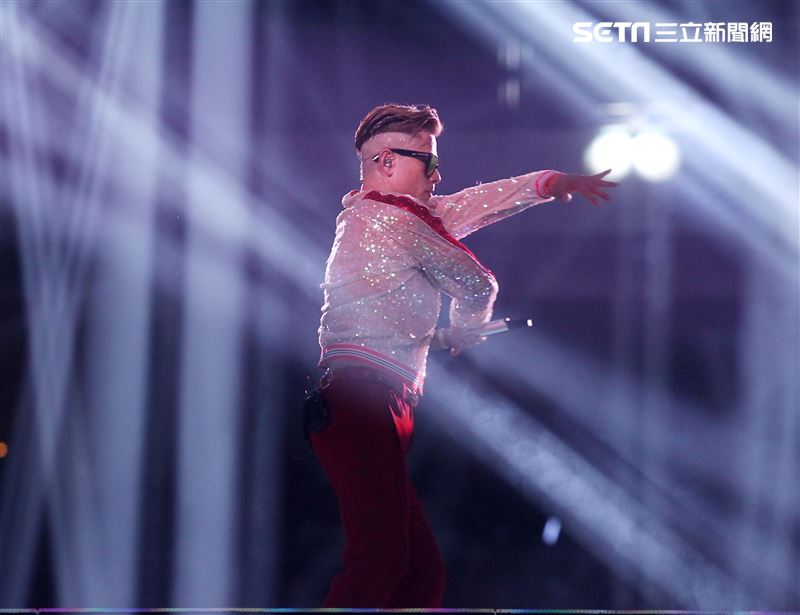 郭富城台北小巨蛋舉辦「舞林密碼」演唱會穿透視裝還露點秀胸肌，貨櫃舞台、燈光、勁歌熱舞震撼全場。（記者邱榮吉/攝影）