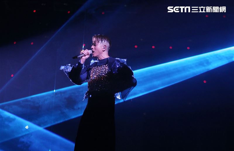 郭富城台北小巨蛋舉辦「舞林密碼」演唱會穿透視裝還露點秀胸肌，貨櫃舞台、燈光、勁歌熱舞震撼全場。（記者邱榮吉/攝影）
