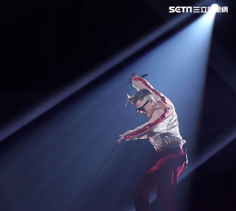 郭富城台北小巨蛋舉辦「舞林密碼」演唱會穿透視裝還露點秀胸肌，貨櫃舞台、燈光、勁歌熱舞震撼全場。（記者邱榮吉/攝影）