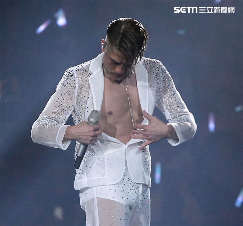 郭富城台北小巨蛋舉辦「舞林密碼」演唱會穿透視裝還露點秀胸肌，貨櫃舞台、燈光、勁歌熱舞震撼全場。（記者邱榮吉/攝影）