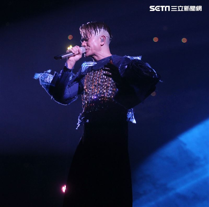 郭富城台北小巨蛋舉辦「舞林密碼」演唱會穿透視裝還露點秀胸肌，貨櫃舞台、燈光、勁歌熱舞震撼全場。（記者邱榮吉/攝影）