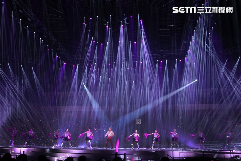 郭富城台北小巨蛋舉辦「舞林密碼」演唱會穿透視裝還露點秀胸肌，貨櫃舞台、燈光、勁歌熱舞震撼全場。（記者邱榮吉/攝影）