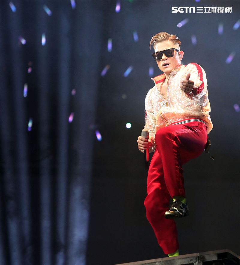 郭富城台北小巨蛋舉辦「舞林密碼」演唱會穿透視裝還露點秀胸肌，貨櫃舞台、燈光、勁歌熱舞震撼全場。（記者邱榮吉/攝影）