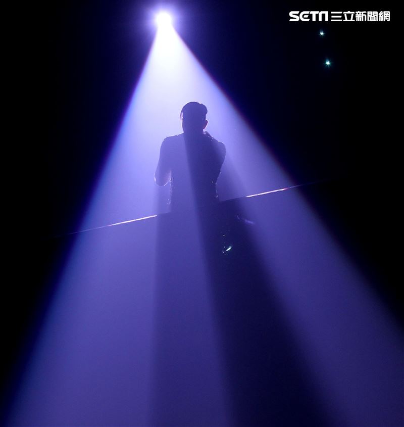 郭富城台北小巨蛋舉辦「舞林密碼」演唱會穿透視裝還露點秀胸肌，貨櫃舞台、燈光、勁歌熱舞震撼全場。（記者邱榮吉/攝影）