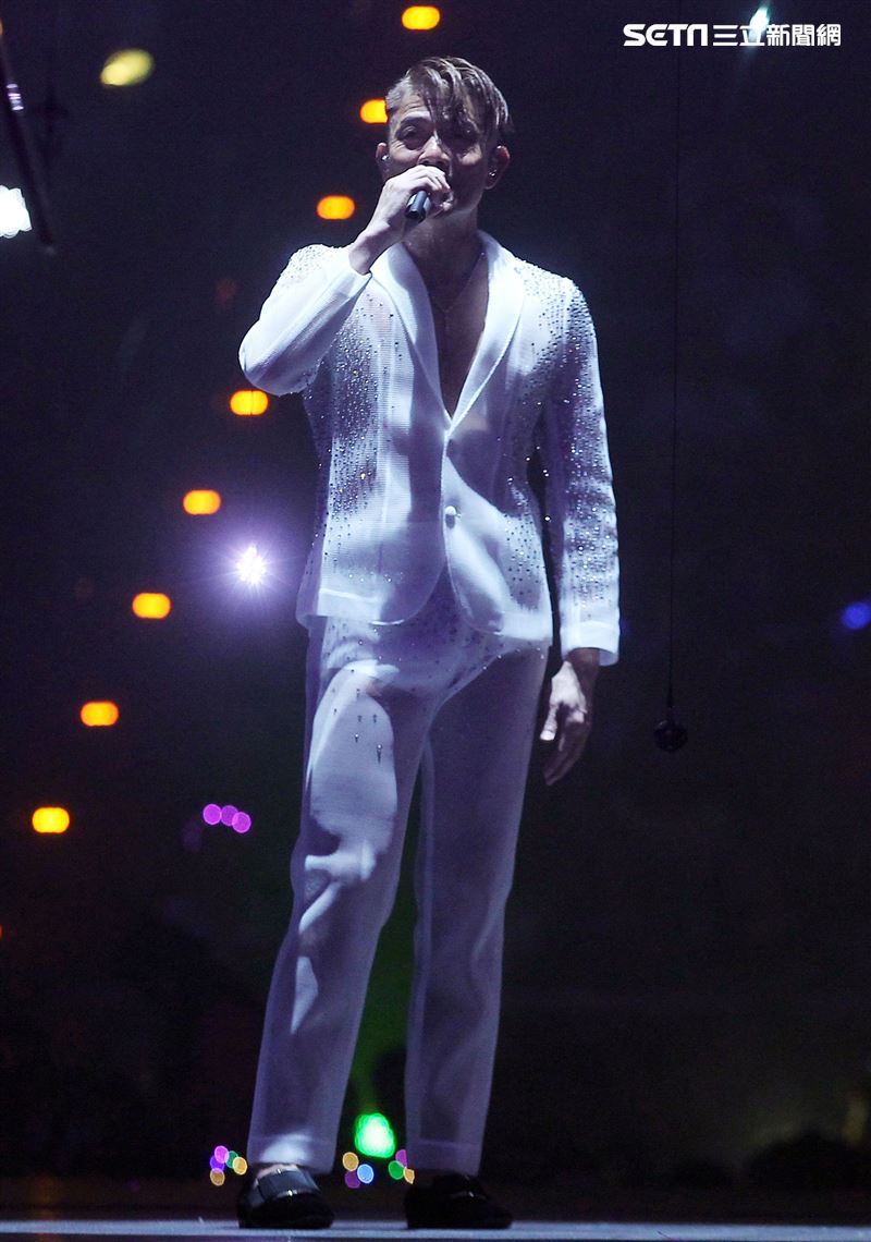 郭富城台北小巨蛋舉辦「舞林密碼」演唱會穿透視裝還露點秀胸肌，貨櫃舞台、燈光、勁歌熱舞震撼全場。（記者邱榮吉/攝影）