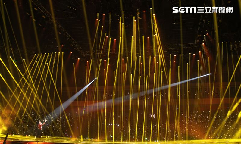 郭富城台北小巨蛋舉辦「舞林密碼」演唱會穿透視裝還露點秀胸肌，貨櫃舞台、燈光、勁歌熱舞震撼全場。（記者邱榮吉/攝影）