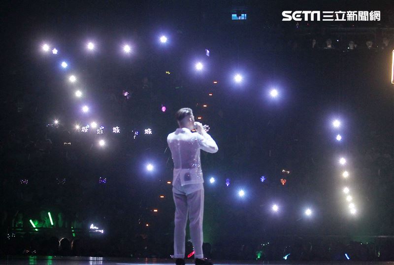 郭富城台北小巨蛋「舞林密碼」演唱會穿透視裝還露點秀胸肌，貨櫃舞台、燈光、勁歌熱舞震撼全場。（記者邱榮吉/攝影）