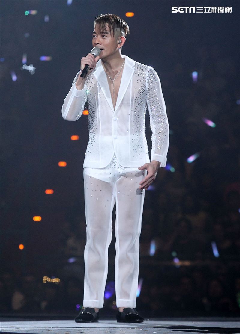 郭富城台北小巨蛋「舞林密碼」演唱會穿透視裝還露點秀胸肌，貨櫃舞台、燈光、勁歌熱舞震撼全場。（記者邱榮吉/攝影）