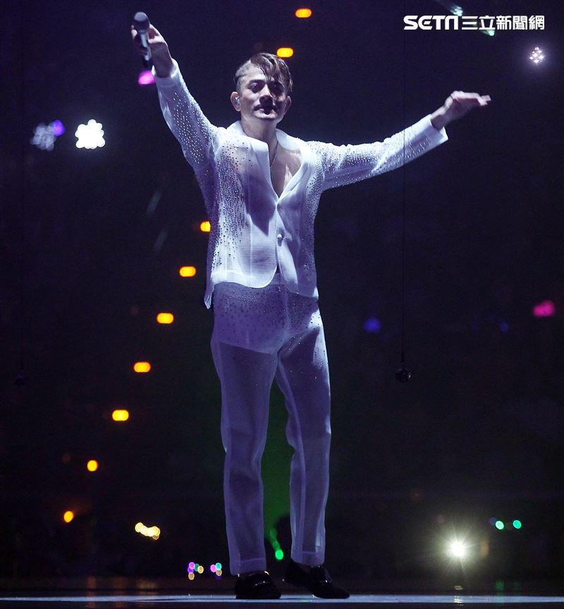 郭富城台北小巨蛋舉辦「舞林密碼」演唱會穿透視裝還露點秀胸肌，貨櫃舞台、燈光、勁歌熱舞震撼全場。（記者邱榮吉/攝影）