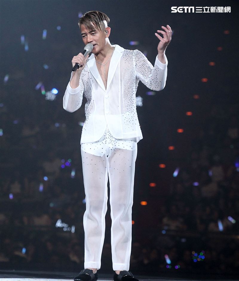 郭富城台北小巨蛋「舞林密碼」演唱會穿透視裝還露點秀胸肌，貨櫃舞台、燈光、勁歌熱舞震撼全場。（記者邱榮吉/攝影）