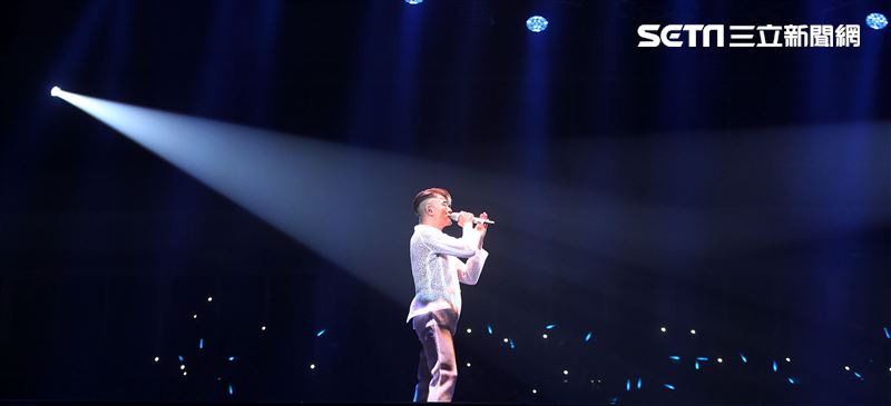郭富城台北小巨蛋「舞林密碼」演唱會穿透視裝還露點秀胸肌，貨櫃舞台、燈光、勁歌熱舞震撼全場。（記者邱榮吉/攝影）