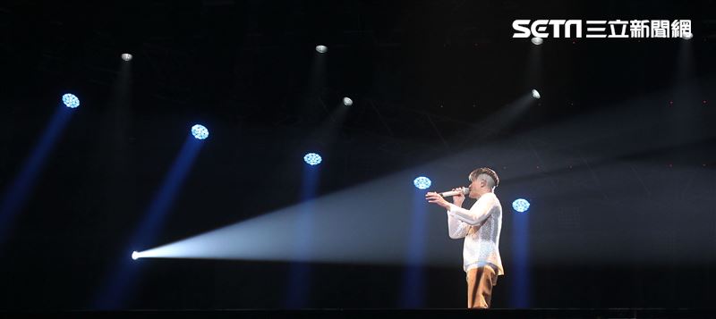 郭富城台北小巨蛋「舞林密碼」演唱會穿透視裝還露點秀胸肌，貨櫃舞台、燈光、勁歌熱舞震撼全場。（記者邱榮吉/攝影）